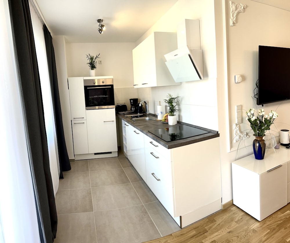 Leon Suite Apartments 4/50