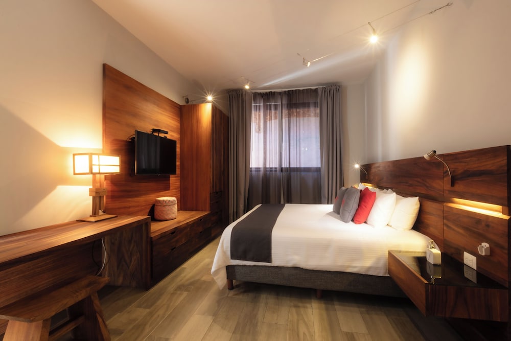 MASTER, SUITE, DOUBLE BED