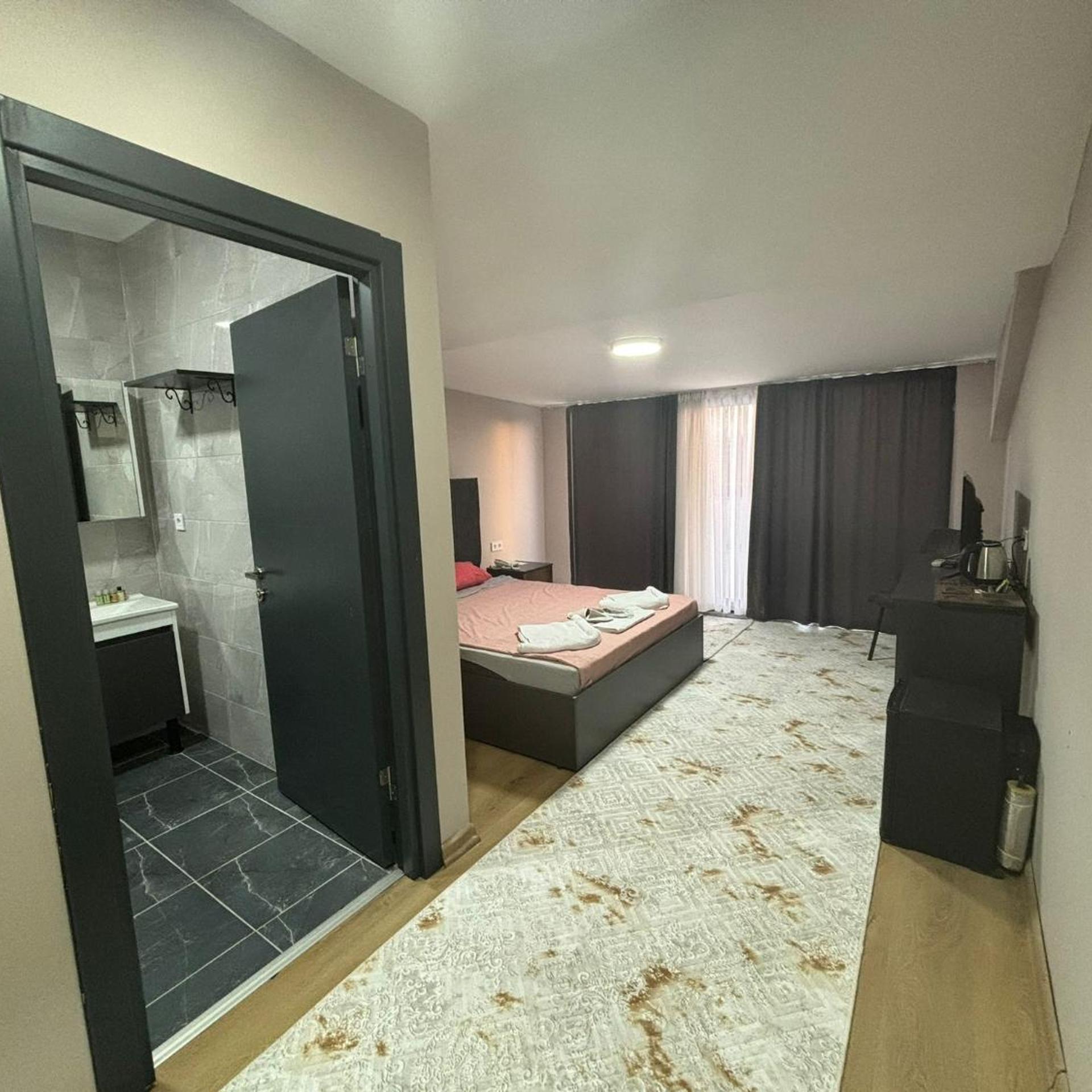 Budget, Double Bed, Side Mira Palace 8/10