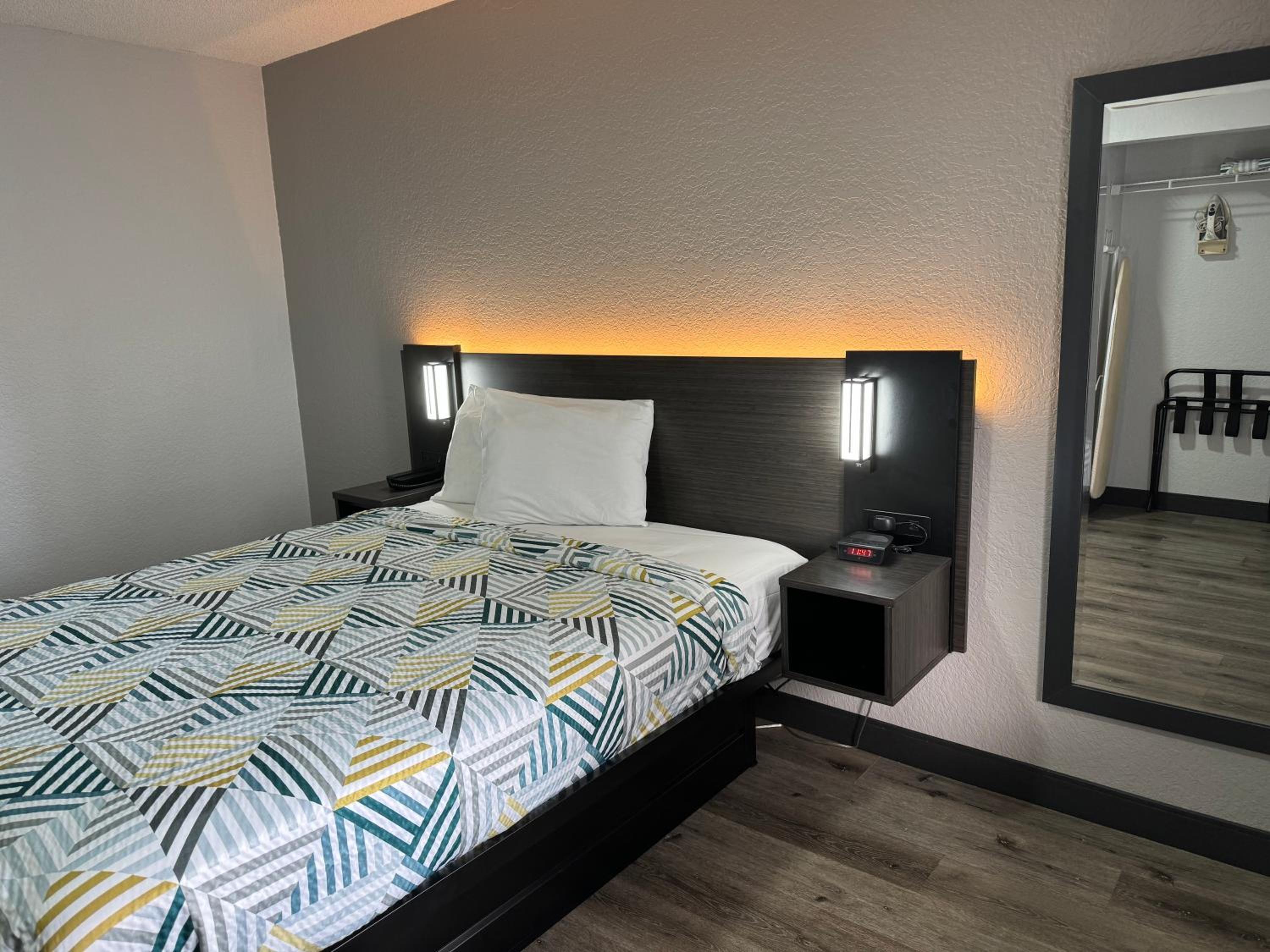 1 Queen Bed - Non-Smoking