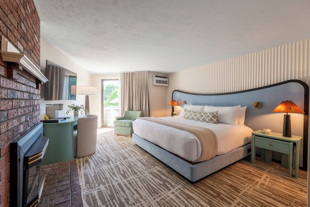Clover, King Bed، MEADOWMERE RESORT 2/10
