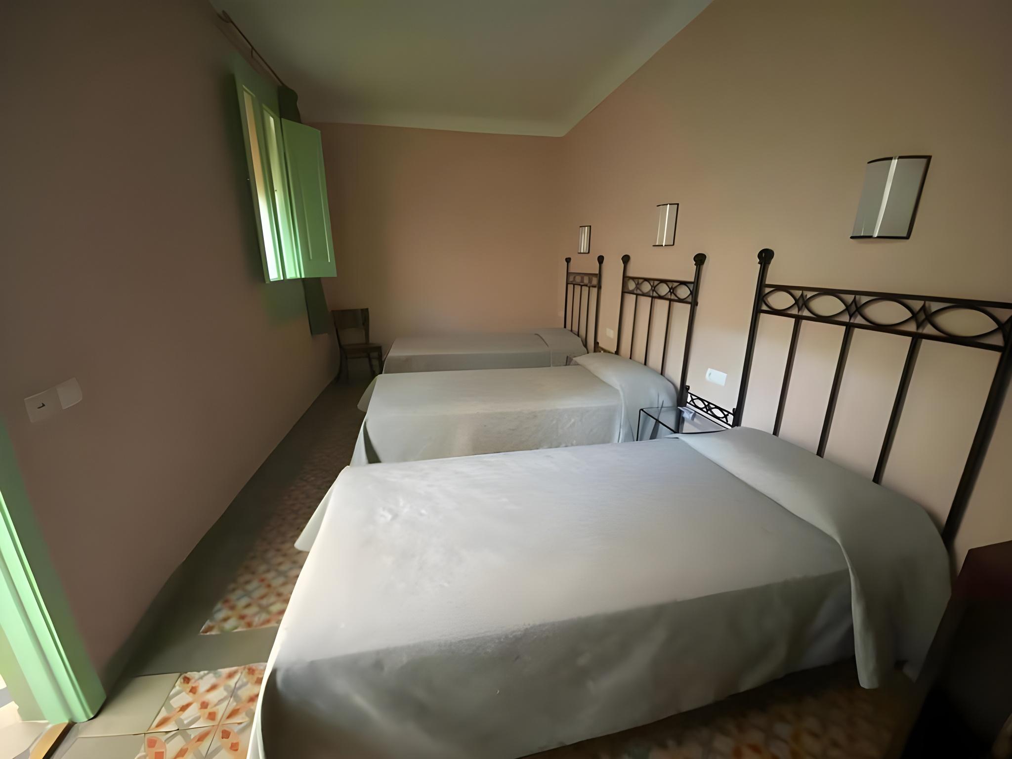 ROOM, QUADRUPLE