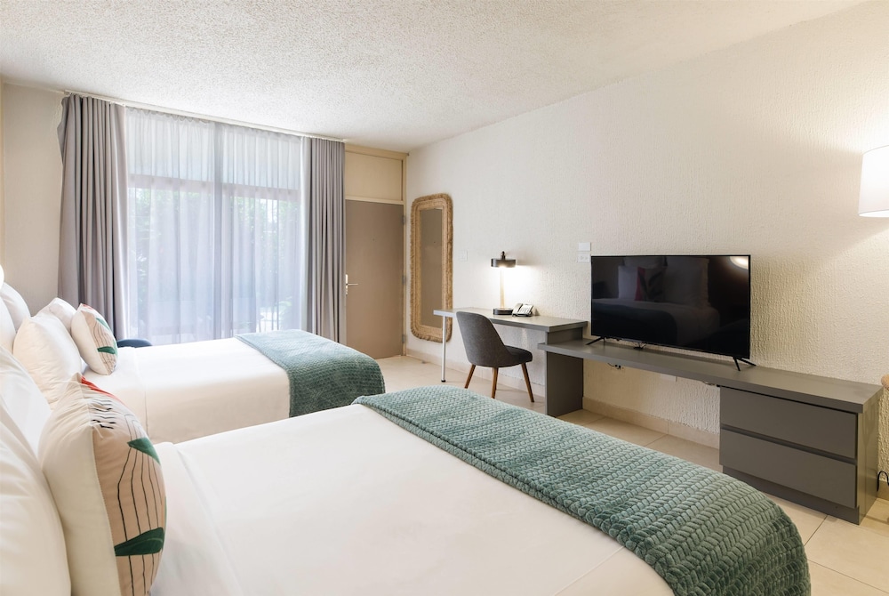 Room, 2 Queen Beds, Pool Side
