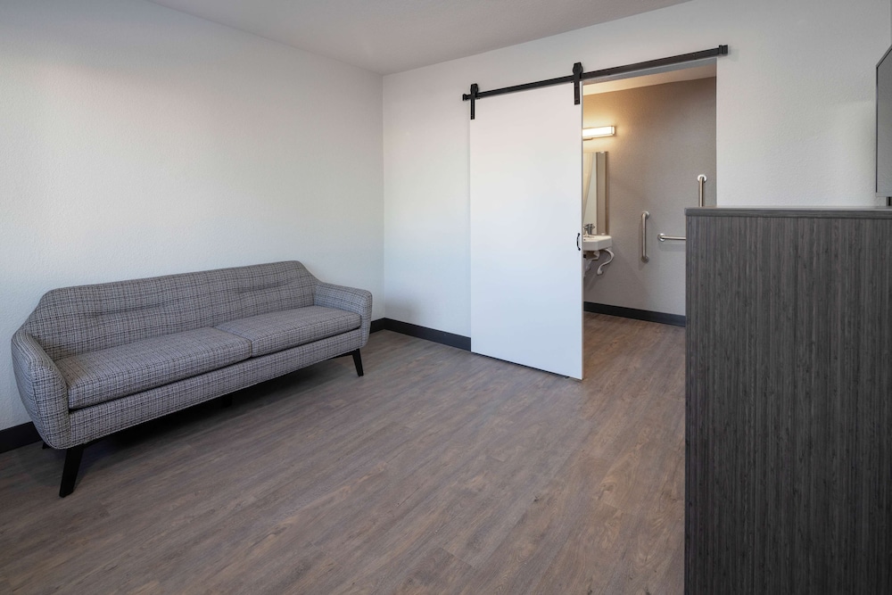 Motel6 Fontana 35/46