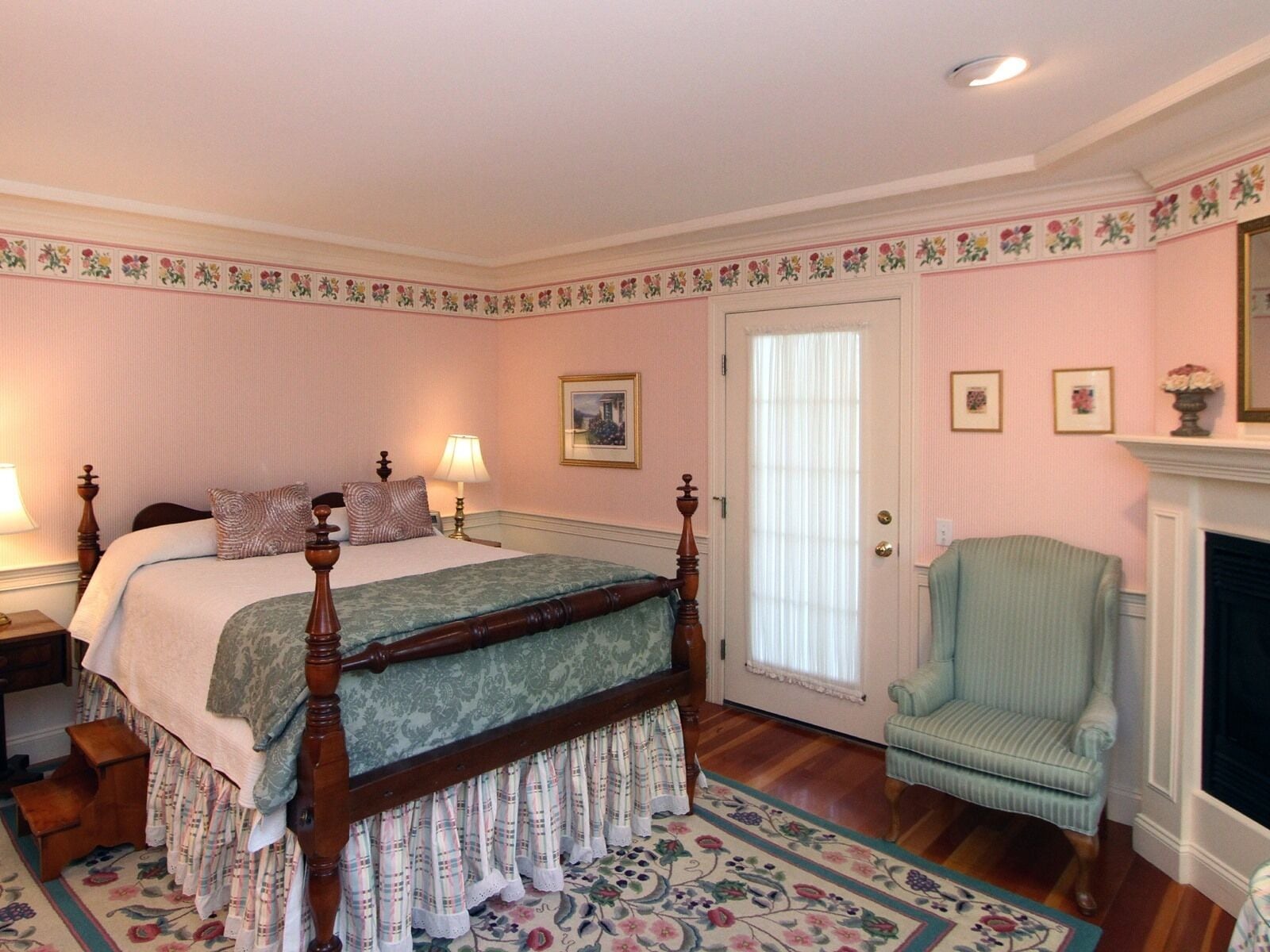 Superior, House, Queen Bed, Courtyard View