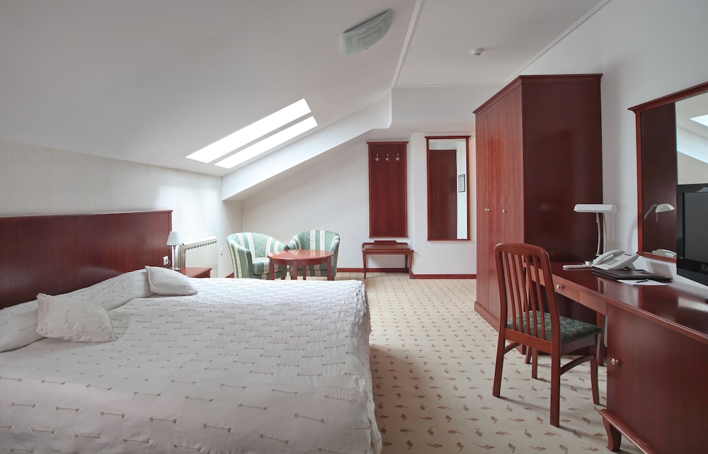 ROOM, DOUBLE OR TWIN BED