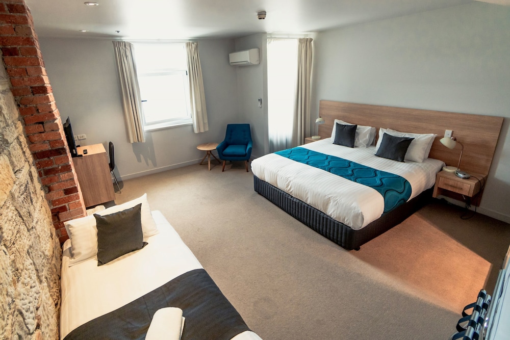Customs House Hotel 17/72