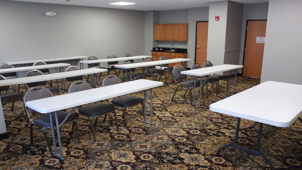 Holiday Inn Express Hotel Suites Wilson Downtown 36/37