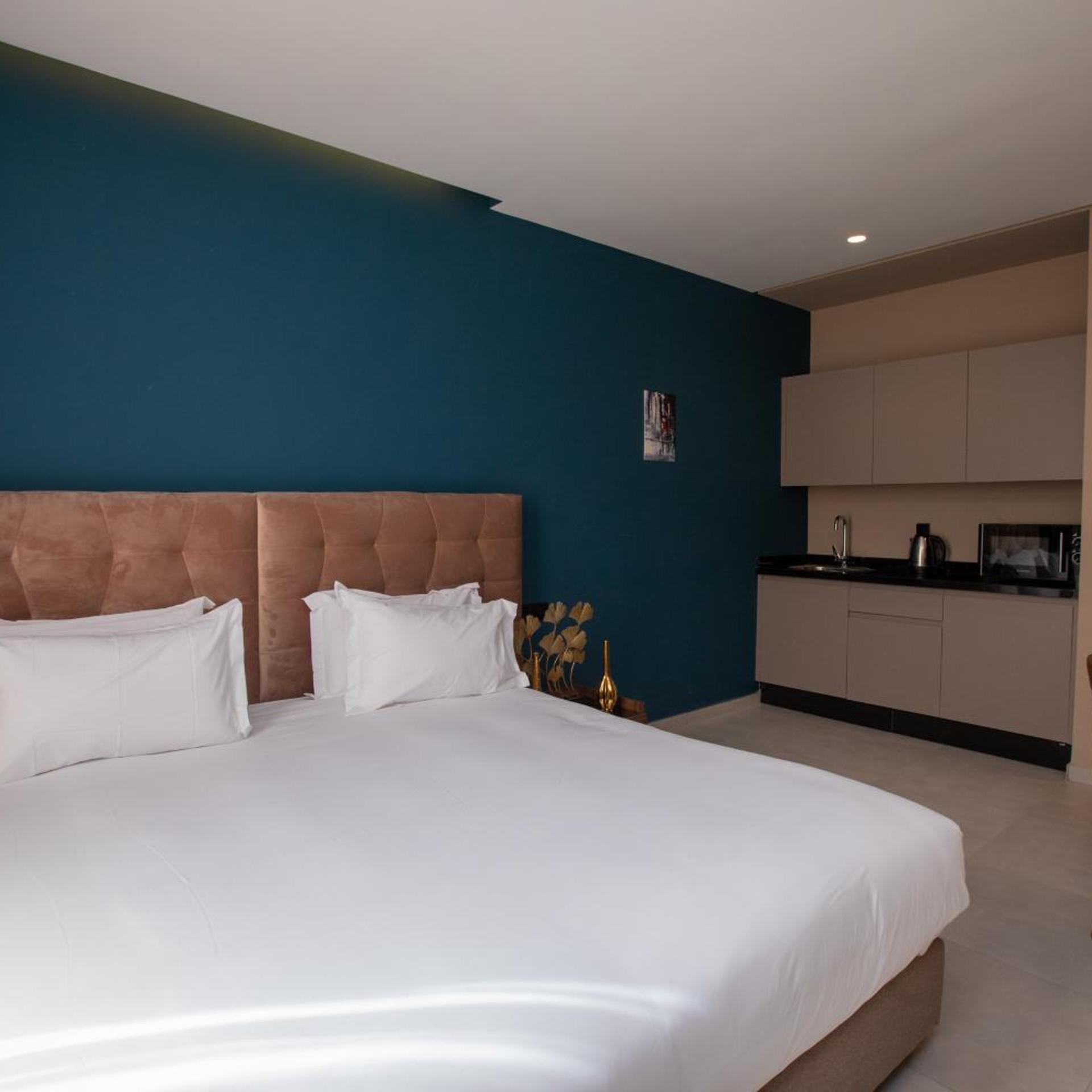 SUPERIOR, QUEEN BED