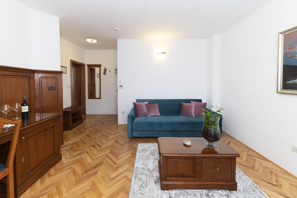 Heritage Hotel Tisno 63/80
