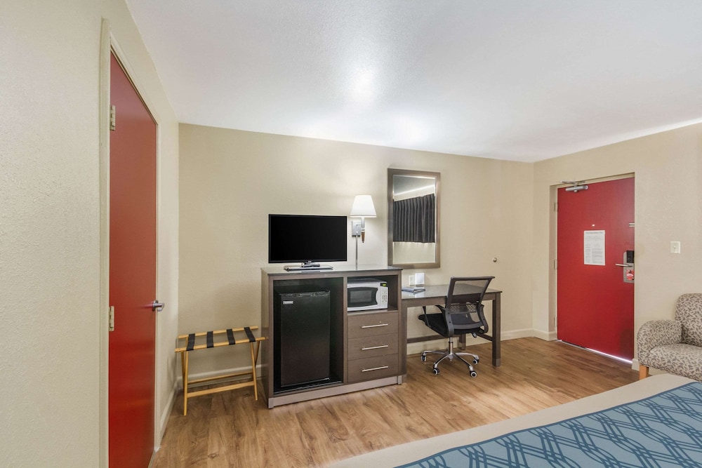 Econo Lodge Inn and Suites I-35 at Shawnee Mission 29/32