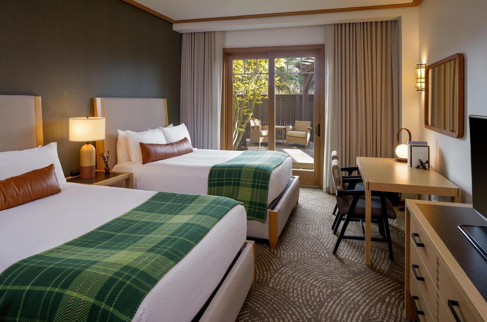 Lodge, 2 Queen Beds, Resort View