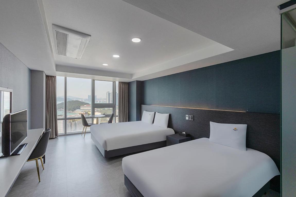 Family, Twin Beds, Partial Ocean View, Pool Access, Low Floor