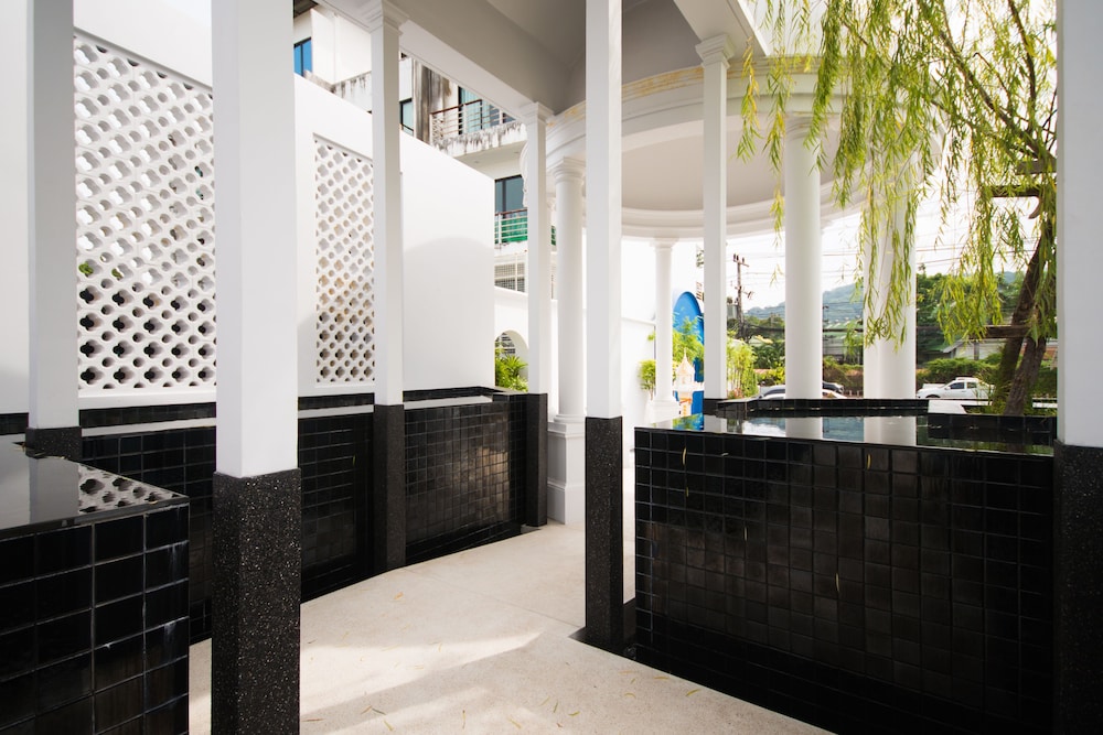 LITTLE NYONYA HOTEL 9/50