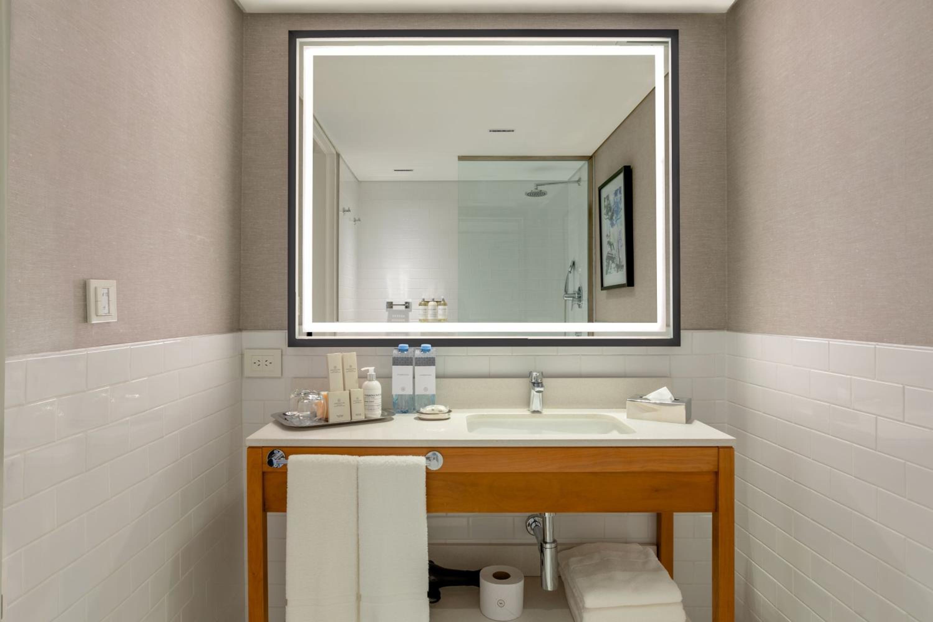 Guest Room, Superior, King Bed, Pool Access، Sheraton Buenos Aires Hotel And Convention Center 8/10