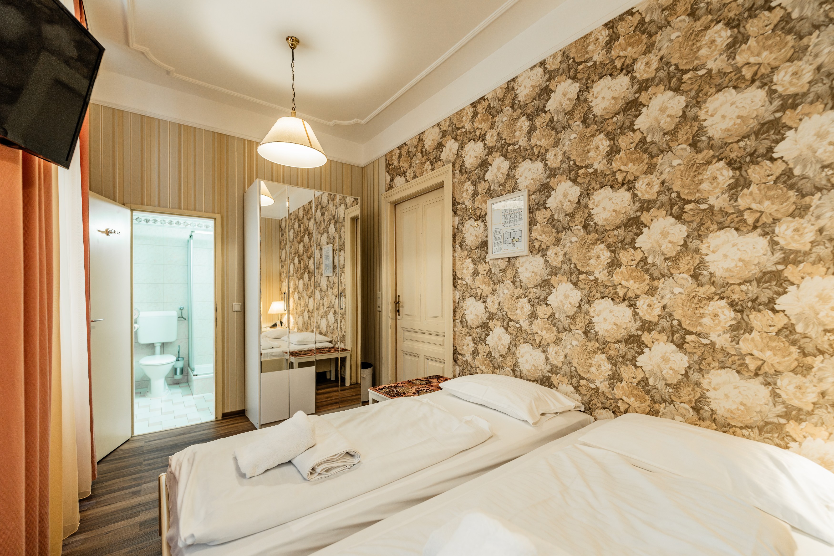 ROOM, TWIN BEDS