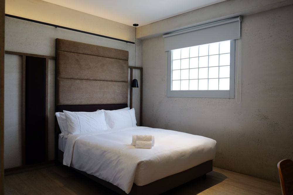 Water Front Hotel 30/67