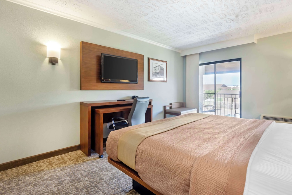 Standard, King Bed, Pool Side