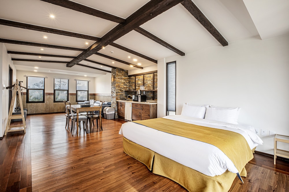 DELUXE, DOUBLE BED, SUNSET VIEW