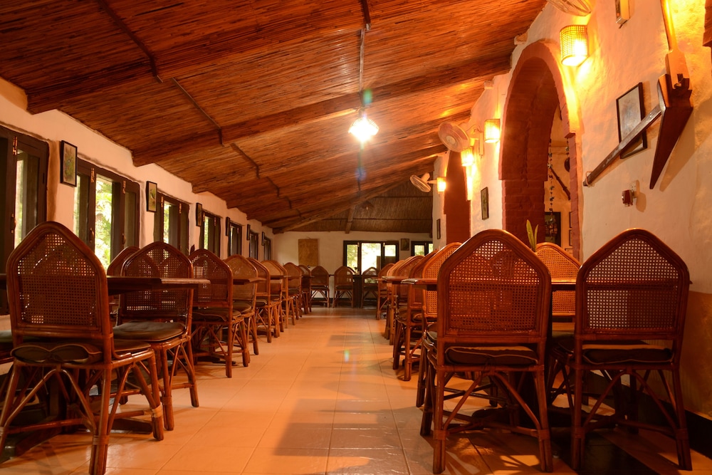 SAFARI NARAYANI LODGE 7/16