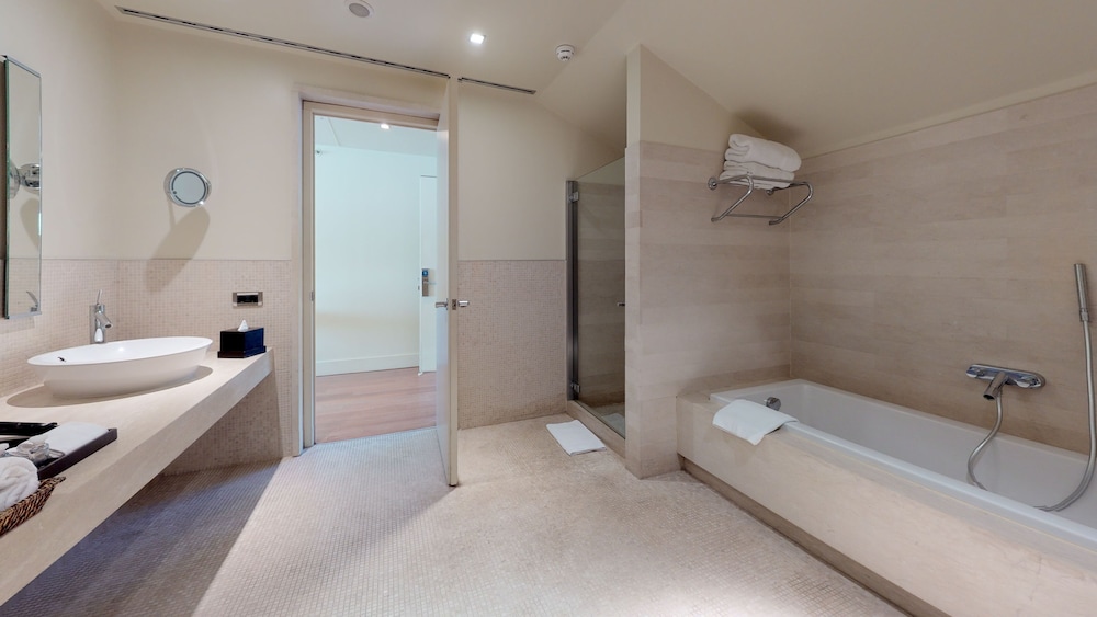 Ajia Hotel 50/50