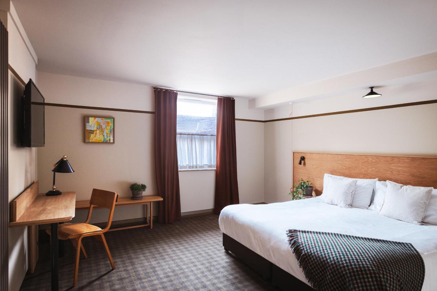 The Highwayman Hotel 16/59