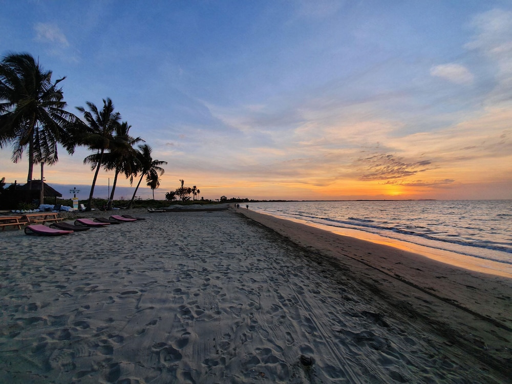 Smugglers Cove Beach Resort and Hotel 40/50