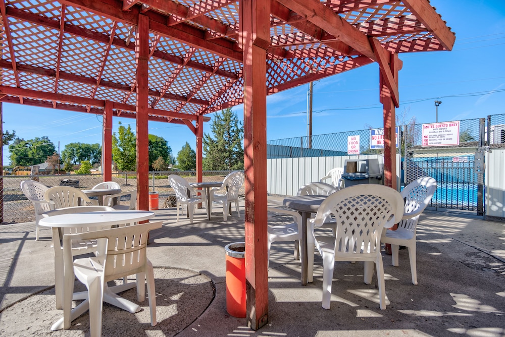 Redmond Inn 43/47