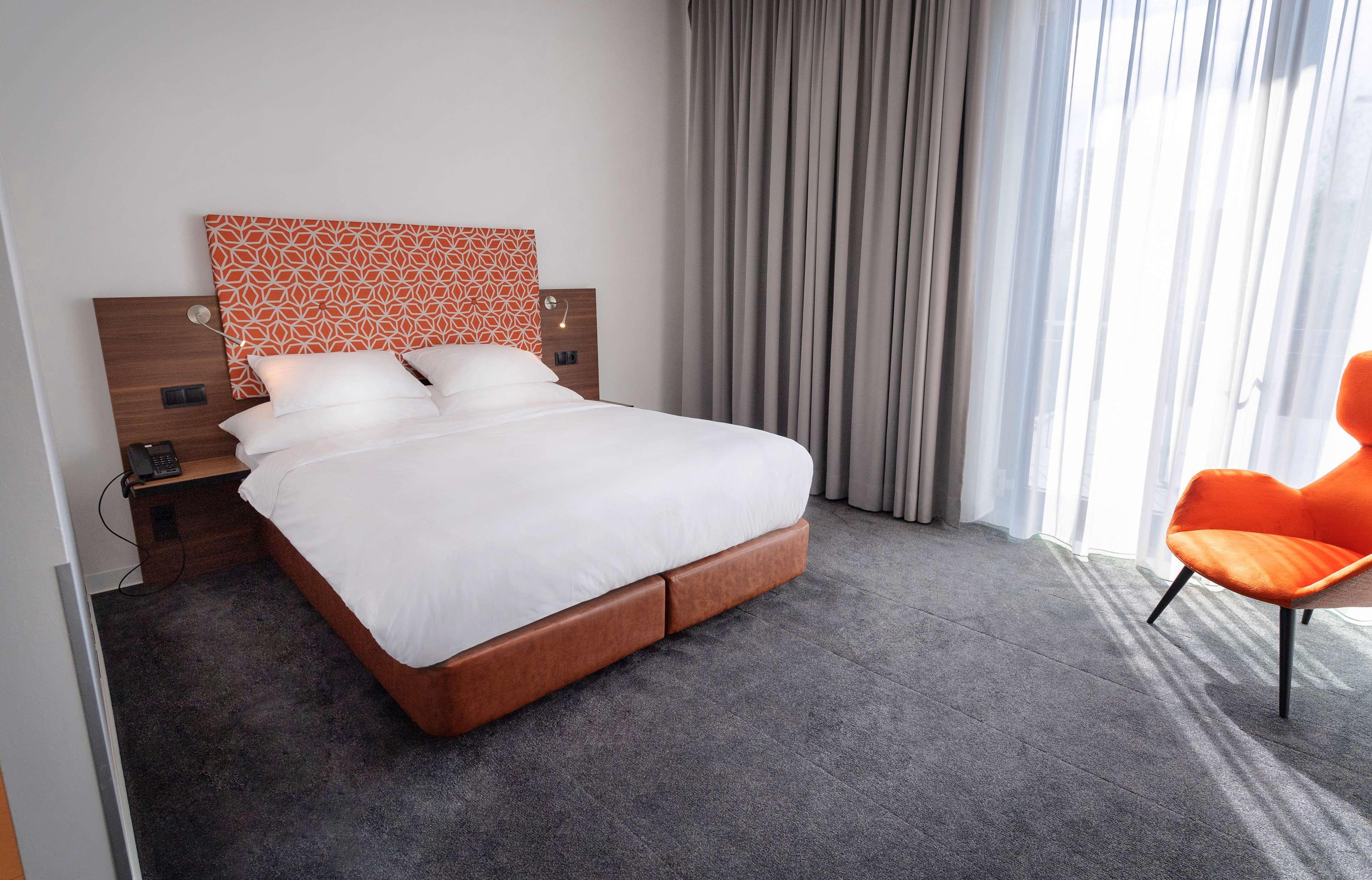 GUEST ROOM, KING BED, ACCESSIBLE