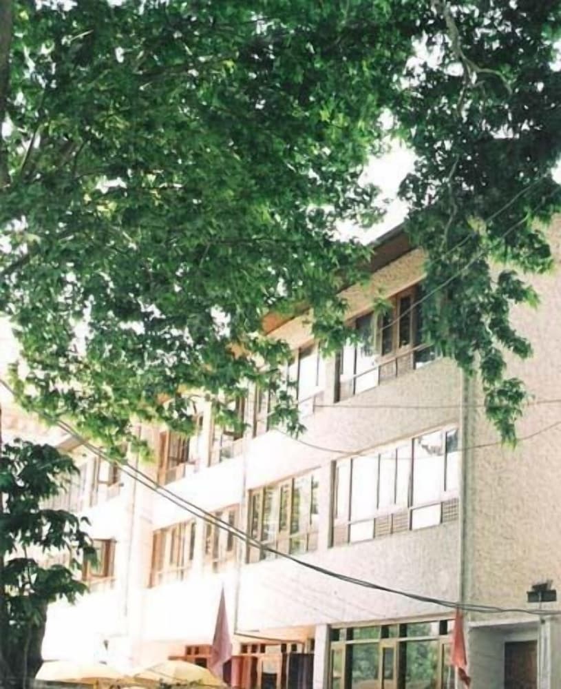 Ahdoos Hotel 2/10