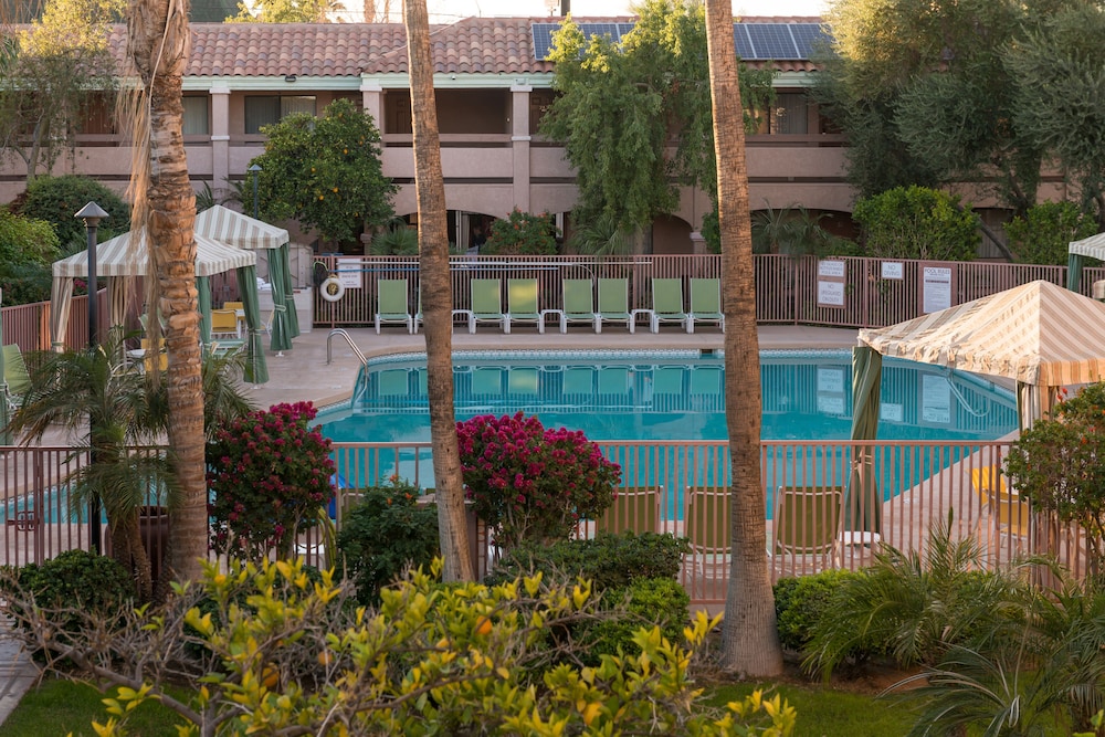 La Fuente Inn Suites 33/65