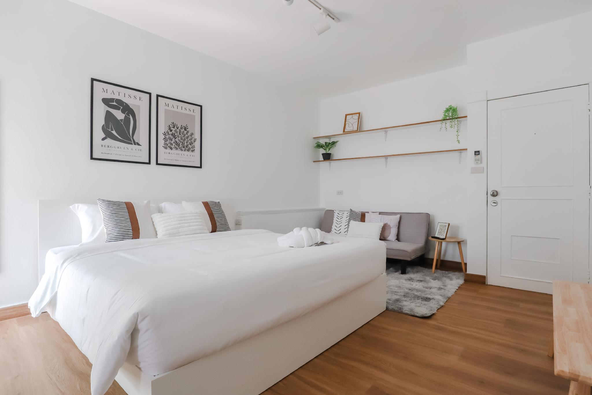 BUSINESS, TWIN BEDS, GARDEN VIEW