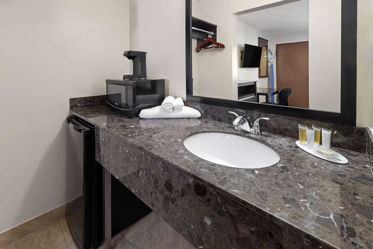 Travelodge by Wyndham Manhasset 26/28