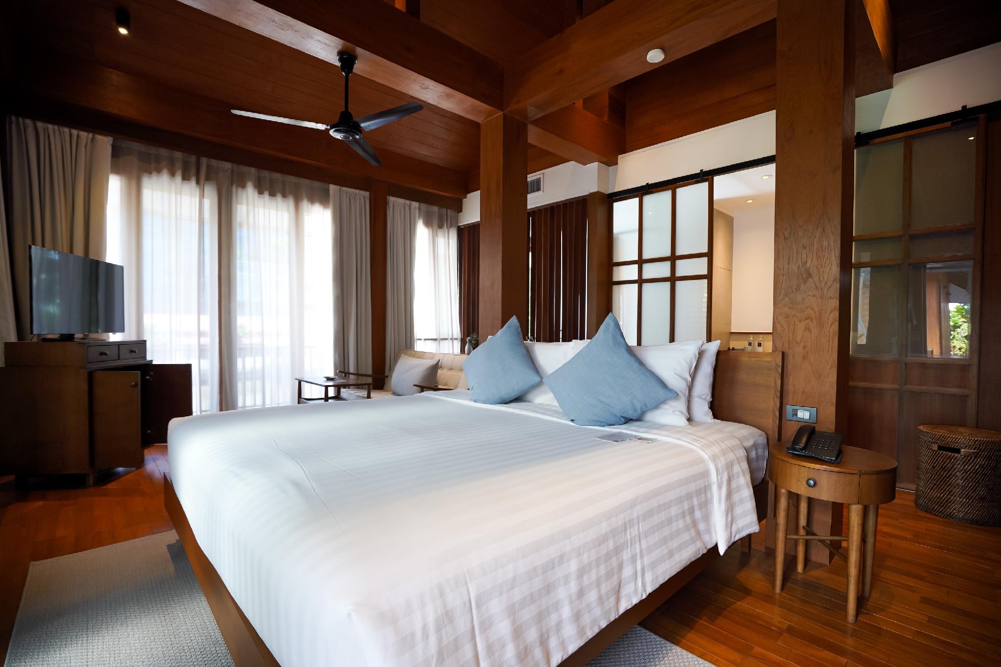Suite, King Bed, River Front, Canal View