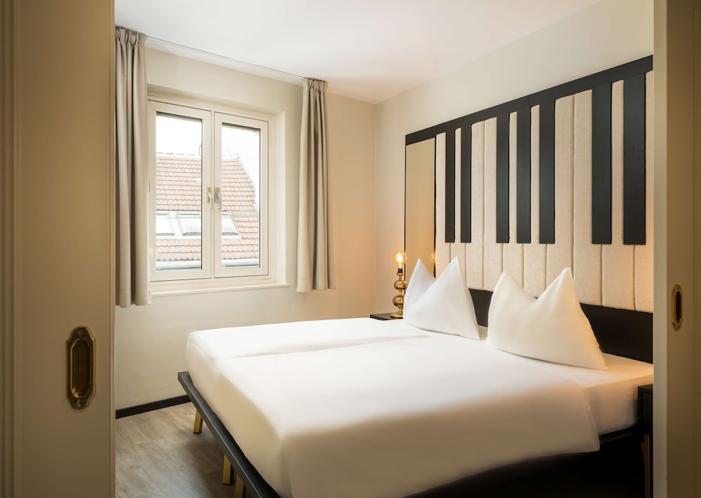 JUNIOR SUITE, QUEEN BED