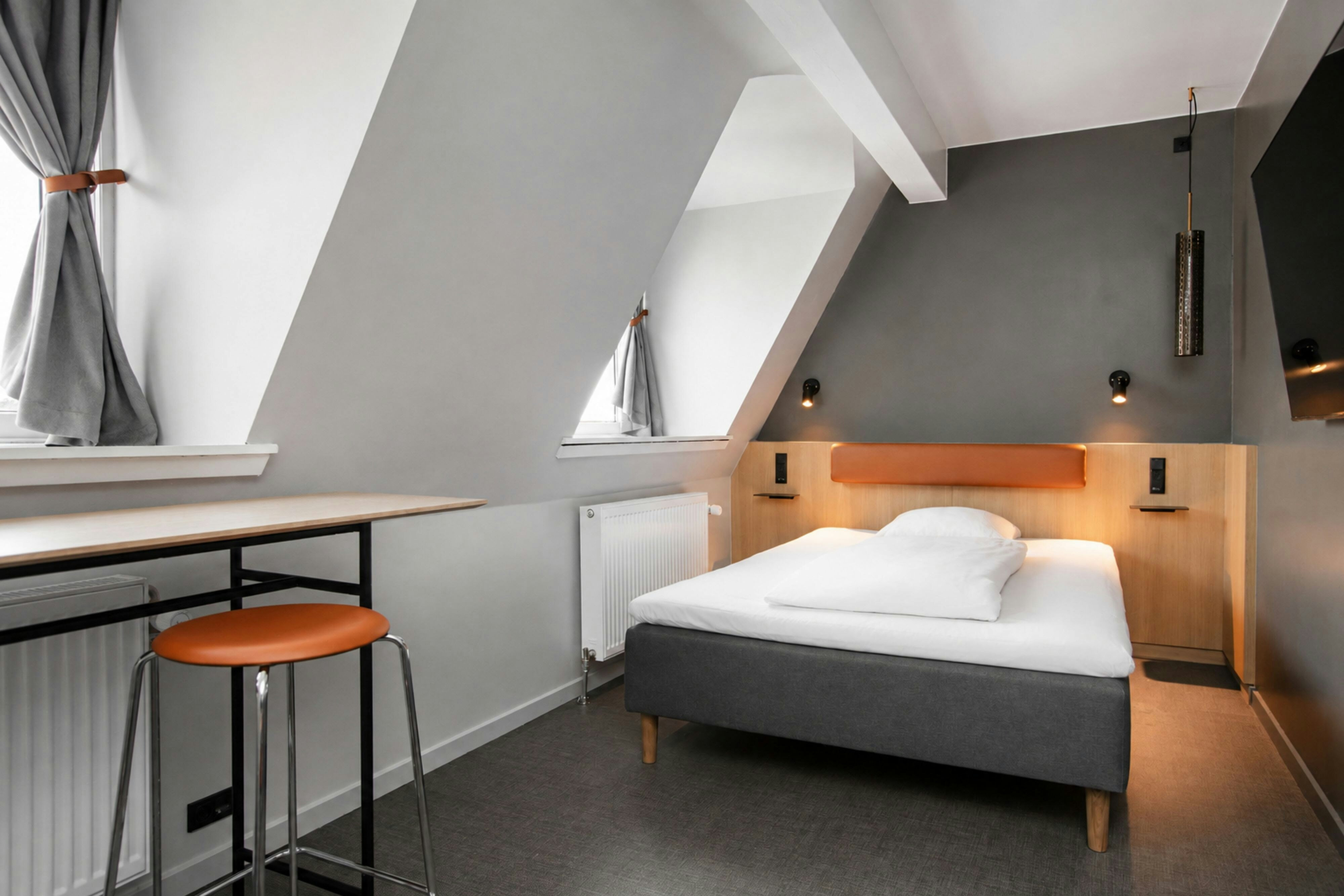 غرفة بسرير مزدوج