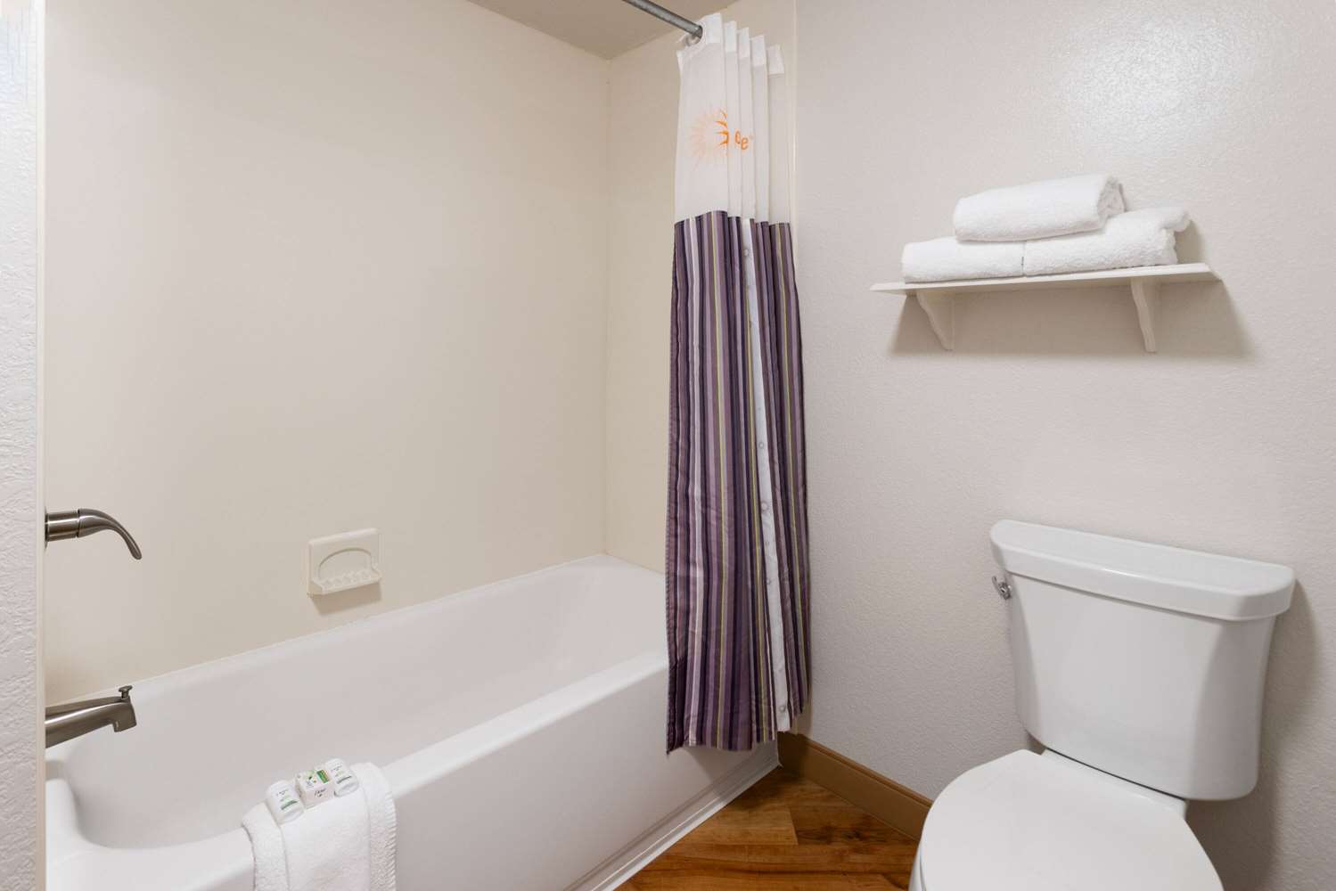 La Quinta Inn by Wyndham Pittsburgh Airport 35/36