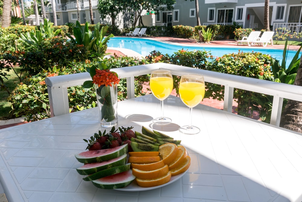 Tropicana Suites Deluxe Beach Club & Pool 49/50