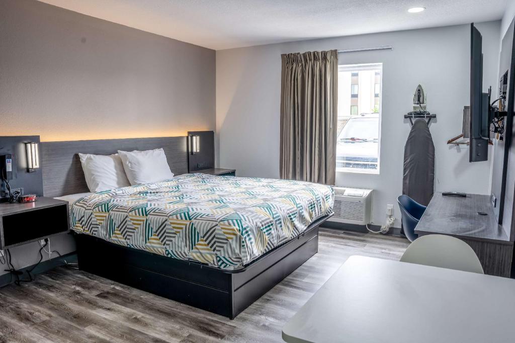 1 King Bed - Mobil Acc RI Shwr Nsmk Kitchen