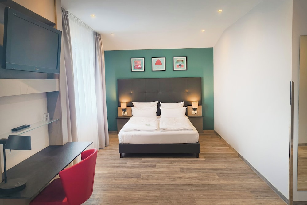 Premium, 2 Queen Beds, Sofa