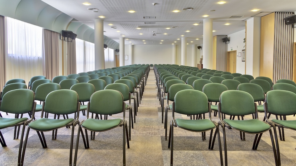 Hotel Cinquentenario & Conference Center 60/63
