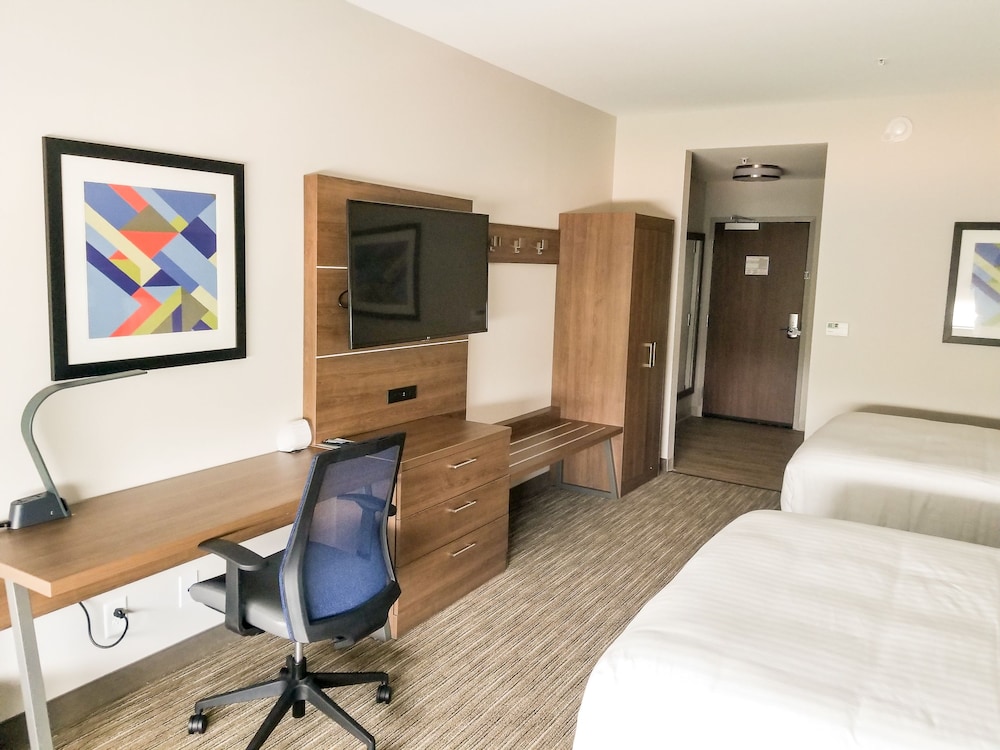 Holiday Inn Express Suites Charlotte Ne University Area 16/40