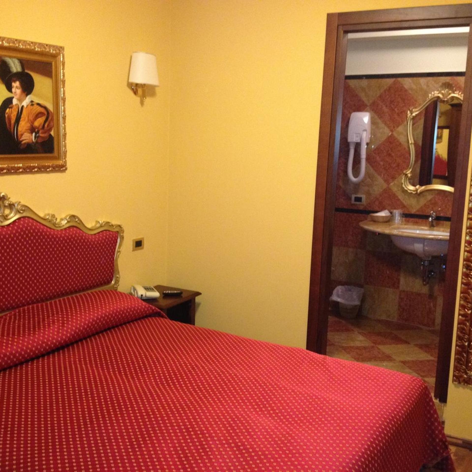ROOM, DOUBLE BED