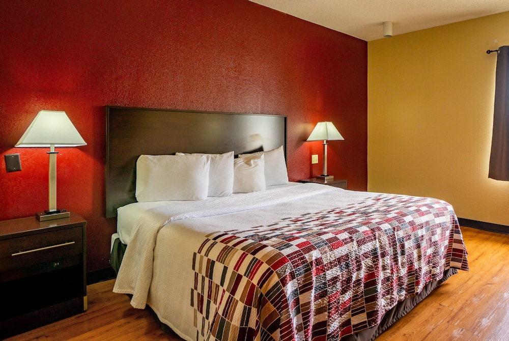 Red Roof Inn and Suites Indianapolis Airport photo3