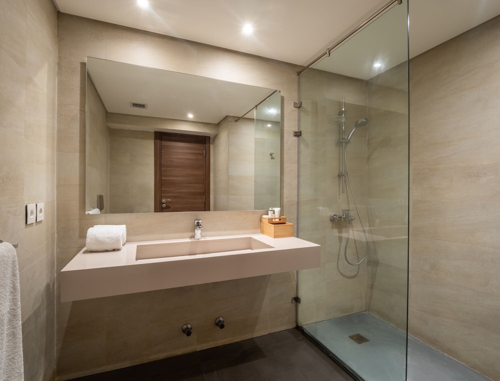 DELUXE, STUDIO, KITCHENETTE