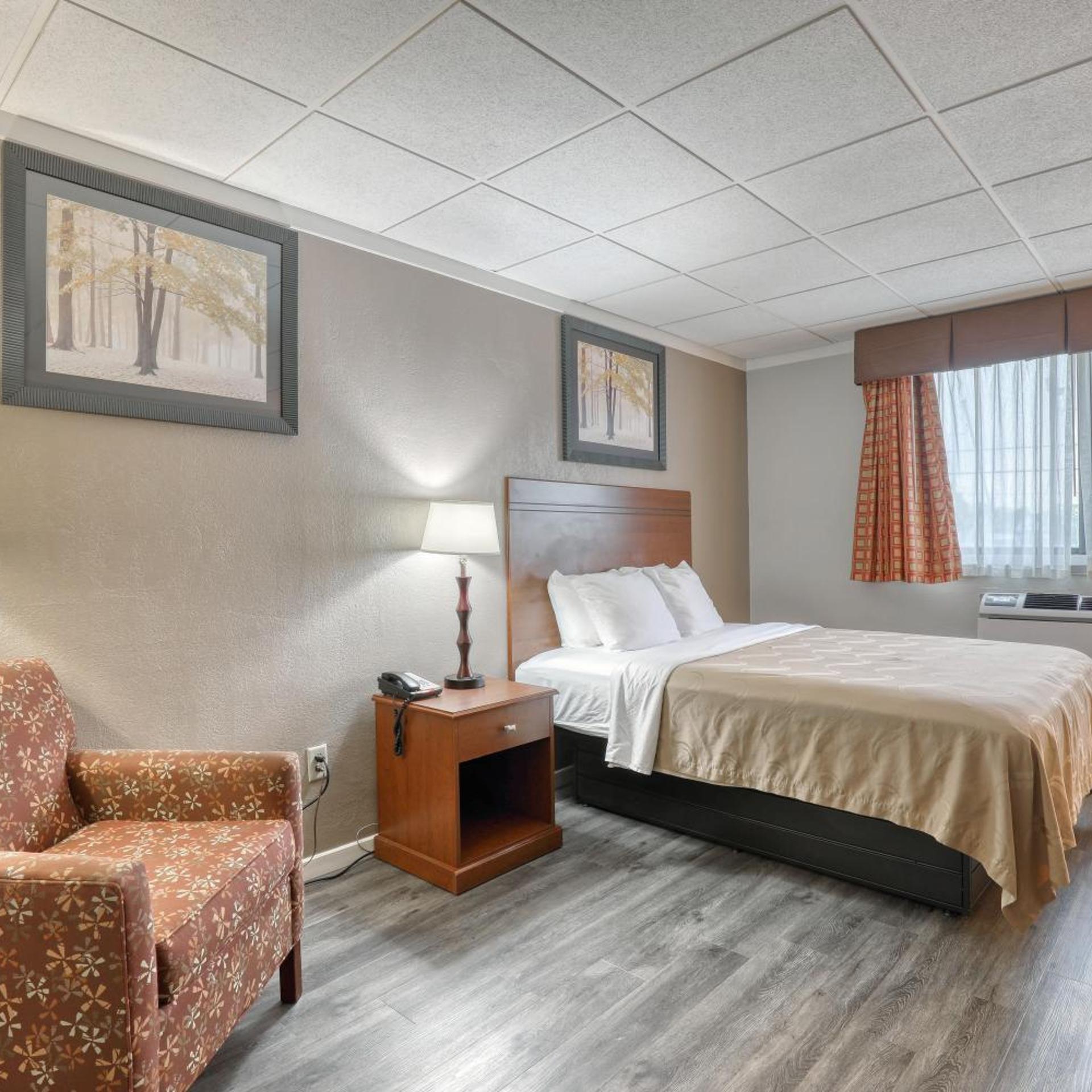 غرفة بسرير كوين مع أريكة، Quality Inn & Suites Green Bay Downtown 5/7