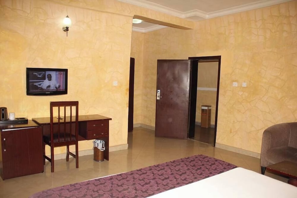 Bestway Luxury Suites 11/22
