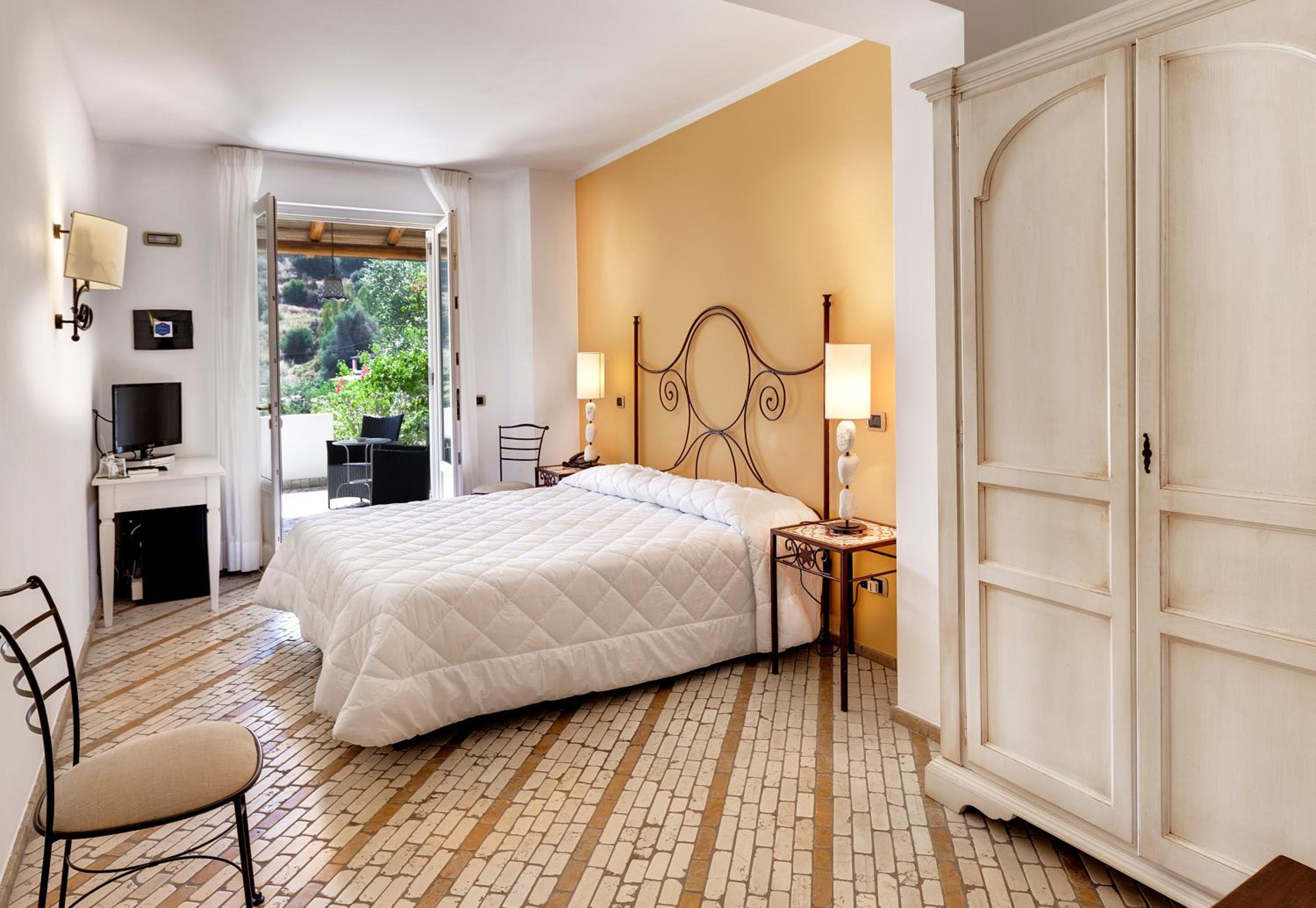 CLASSIC, DOUBLE BED, GARDEN VIEW