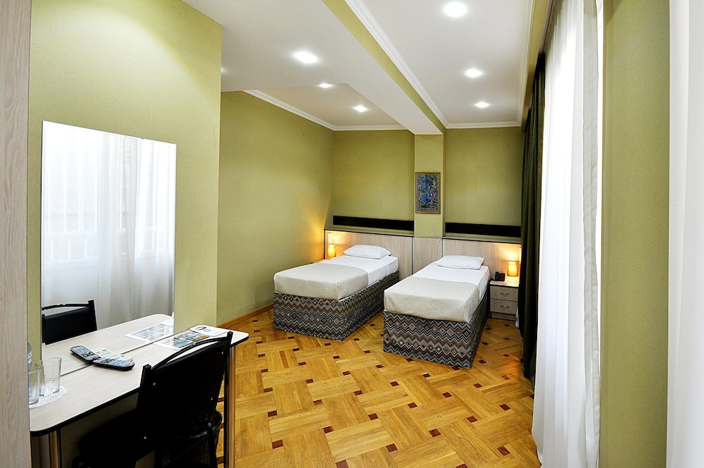 SUPERIOR, DOUBLE OR TWIN BED