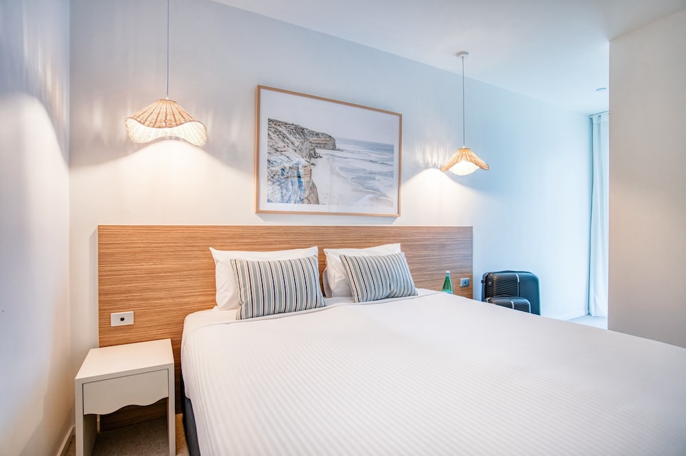 2 Bedrooms, Apartment, King and Twin Beds, Bay and Park View